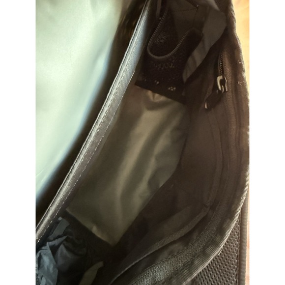 Timbuk2 Commute Messenger Bag Black & White " Shattered Triangles" NWOT Medium - Picture 7 of 12